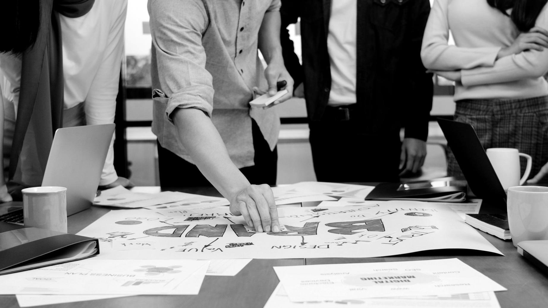 Estudiante analizando métricas SEO en computadora